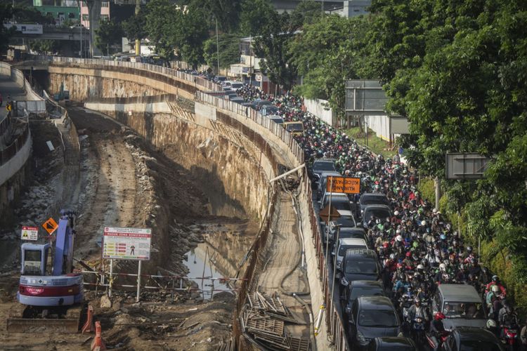 Sejumlah kendaraan terjebak kemacetan imbas pengerjaan proyek pembangunan underpass Mampang-Kuningan di Jalan Mampang Prapatan Raya, Jakarta, Selasa (31/10/2017). Gubernur DKI Jakarta Anies Baswedan mengatakan proyek pembangunan underpass Mampang-Kuningan yang memiliki panjang sekitar 800 meter dengan lebar 20 meter tertunda penyelesaiannya dari jadwal yang ditentukan yakni Desember 2017, dikarenakan ada masalah pada  saluran gas dan air minum yang ada di kawasan proyek, sehingga diperkirakan pembangunan underpass Mampang-Kuningan akan selesai pada April 2018.