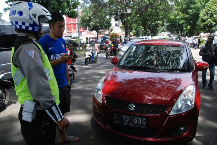 Mobil Suzuki Swift bernomor polisi F 13 6DC milik pemain bola klub Persija Jakarta Gunawan Dwi Cahyo ditilang polisi karena melanggar Tanda Nomor Kendaraan Bermotor (TNBK) yang sudah dimodifikasi, Rabu (1/11/2017).