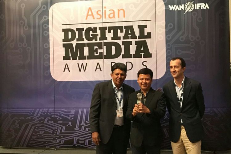 Redaktur Pelaksana Kompas.com, Amir Sodikin (tengah), menerima penghargaan Asian Digital Awards yang digelar WAN IFRA di Singapura, Rabu (1/11/2017) untuk Visual Interaktif Kompas (VIK), salah satu bagian produk Kompas.com. Asian Digital Media Awards merupakan ajang penghargaan bergengsi yang dikeluarkan oleh asosiasi media dunia, WAN IFRA.