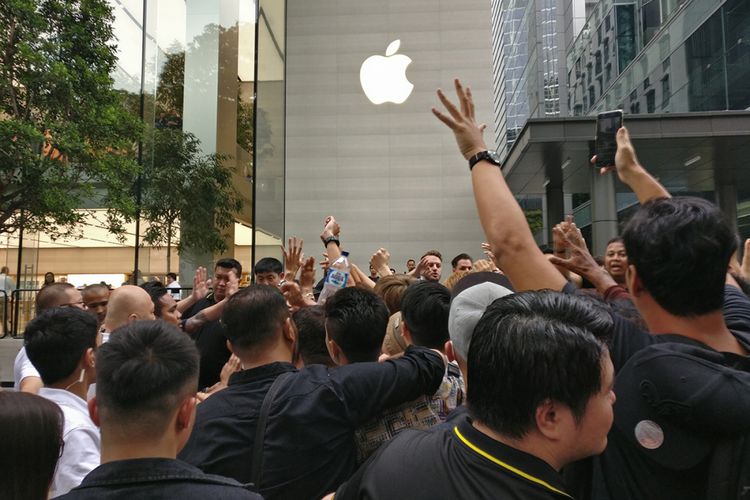 Kericuhan kecil di depan Apple Store Singapura saat antrean resmi iPhone X dibuka, Kamis (2/11/2017) sore.