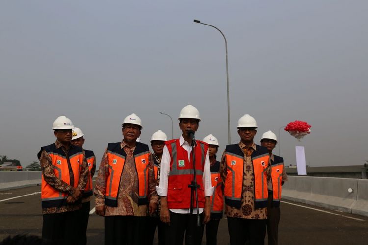 Presiden Joko Widodo memberikan sambutan saat peresmian Tol Bekasi-Cawang-Kampung Melayu (Becakayu) Jumat (3/11/2017).