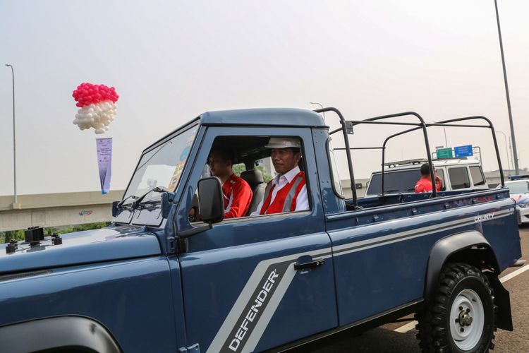 Presiden Joko Widodo berada di mobil bak terbuka, Land Rover Defender County, usai meresmikan jalan Tol Bekasi-Cawang-Kampung Melayu (Becakayu) di kawasan Jakasampurna, Bekasi, Jawa Barat, Jumat (3/11/2017). Presiden Joko Widodo meresmikan ruas jalan tol yakni Seksi 1B dan 1C sepanjang 8,26 kilometer yang terbentang dari Cipinang Melayu-Pangkalan Jati-Jakasampurna.