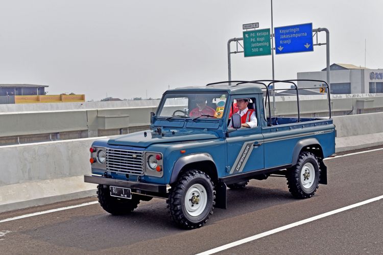 Presiden Jokowi naik mobil off road Land Rover Defender County saat meninjau ruas jalan tol Bekasi, Cawang, Kampung Melayu (Becakayu), Jumat (3/11/2017).