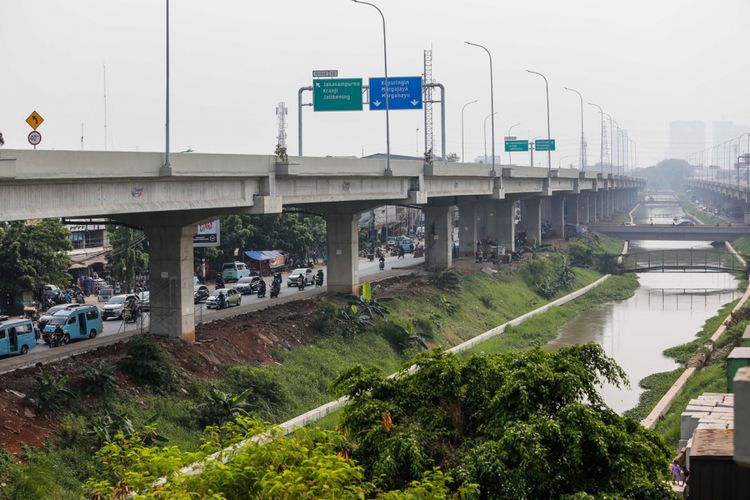 Suasana ruas jalan tol Bekasi-Cawang-Kampung Melayu (Becakayu),  yang diresmikan Presiden Joko Widodo di kawasan Jakasampurna, Bekasi, Jawa Barat, Jumat (3/11/2017). Presiden Joko Widodo meresmikan ruas jalan tol yakni Seksi 1B dan 1C sepanjang 8,26 kilometer yang terbentang dari Cipinang Melayu-Pangkalan Jati-Jakasampurna. KOMPAS.com/GARRY ANDREW LOTULUNG