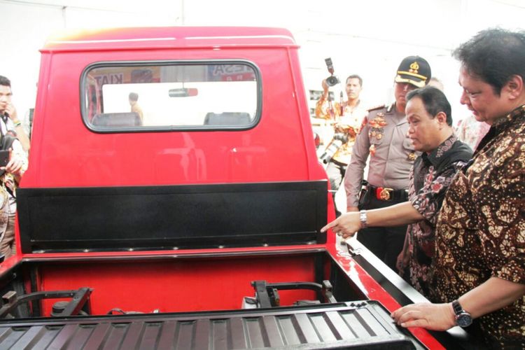 Menteri Perindustrian Airlangga Hartarto mendengarkan penjelasan dari Sukiyat, selaku Pemilik Bengkel Kiat Motor ketika melakukan kunjungan kerja di Klaten, Jawa Tengah, Jumat (3/11/2017.