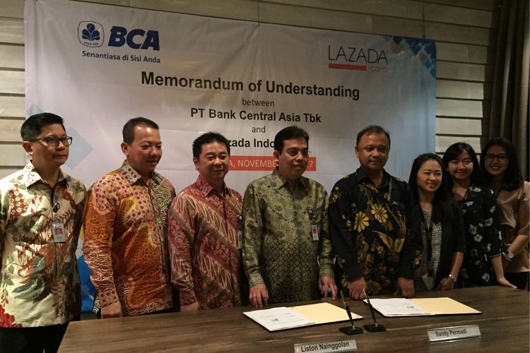 PT Bank Central Asia (BCA) bersama PT Ecart Webportal Indonesia atau Lazada Indonesia menandatangani nota kesepahaman pemberian fasilitas kredit bagi seller Lazada di Grand Indonesia, Jumat (3/11/2017). 