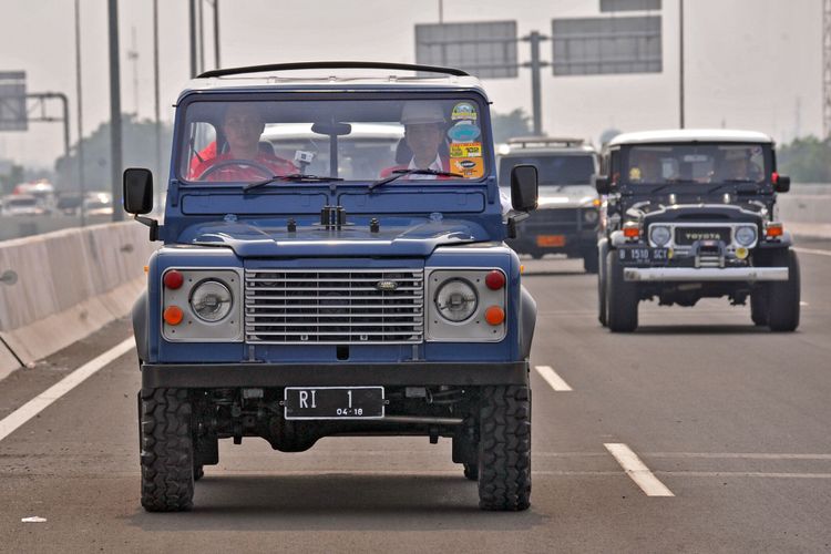 Presiden Joko Widodo naik Land Rover lawas, usai meresmikan jalan Tol Layang Becakayu ruas Jakasampurna Cawang, Jumat (3/11/2017),