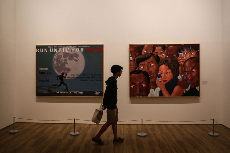 Pengunjung melihat lukisan dalam pameran bertajuk ART TURNS. WORLD TURNS. di Museum of Modern and Contemporary Art in Nusantara (MACAN), Kebon Jeruk, Jakarta Barat, Sabtu (4/11/2017). Pameran ini menampilkan 90 karya seni dari 800 koleksi Haryanto Adikoesomo mulai dari seni rupa modern Indonesia hingga seni modern dan kontemporer dari seluruh dunia. Pameran terbuka untuk umum pada 4 November 2017 hingga 18 Maret 2018. KOMPAS.com/GARRY ANDREW LOTULUNG