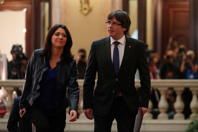 Presiden Catalonia Carles Puigdemont (kanan) tiba bersama istrinya Marcela Topor di Parlemen Daerah Catalan di Barcelona, Spanyol, Jumat (27/10/2017).