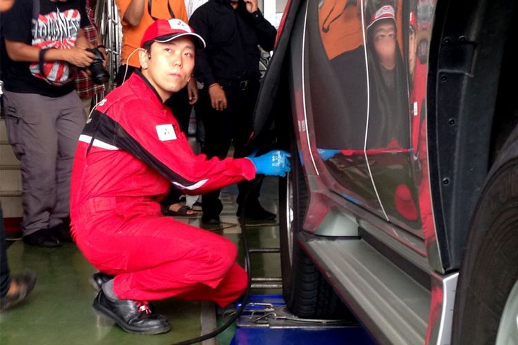 Salah satu teknisi Mitsubishi Jepang, sedang melakukan simulasi servis kendaraan.