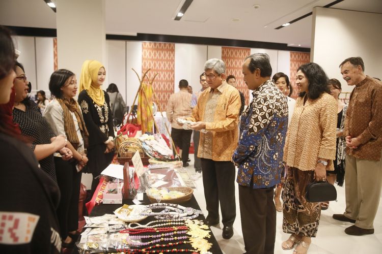 Duta Besar Republik Indonesia untuk Singapura Ngurah Swajaya mendampingi Menteri Informasi dan Komunikasi Singapura Yaacob Ibrahim meninjau pameran produk industri dan UMKM Indonesia di Singapura. Pameran berlangsung pada 3-5 November 2017.
