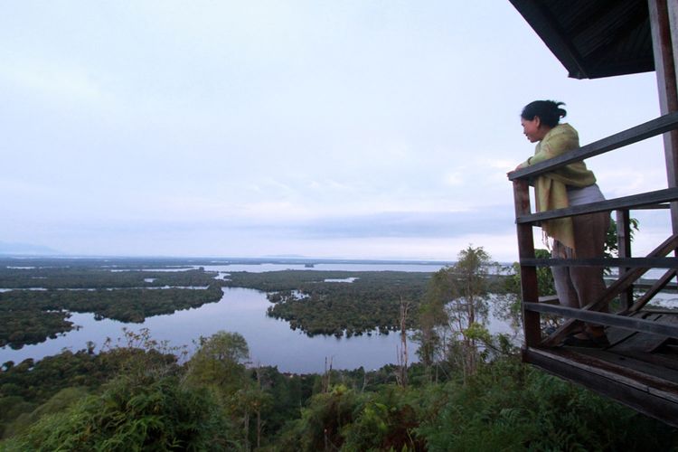 Pengunjung saat menikmati panorama Taman Nasional Danau Sentarum dari puncak Bukit Tekenang. Danau Sentarum berada di Kecamatan Selimbau, Kabupaten Kapuas Hulu, Kalimantan Barat.