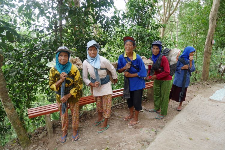 Ibu-ibu yang bekerja mengangkut pasir dan batu untuk pembangunan di Wisata Alam Bukit Kalibiru, Desa Hargowilis, Kecamatan Kokap, Kulon Progo, Daerah Istimewa Yogyakarta, Jumat (3/11/2017).