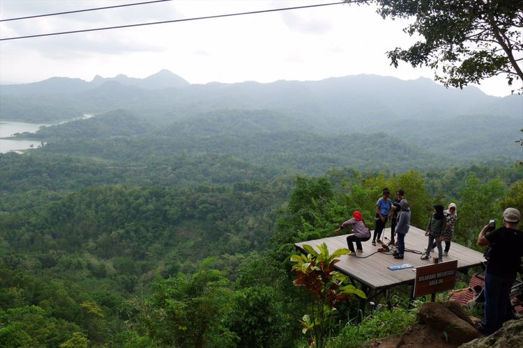 Salah satu spot foto di Bukit Kalibiru, Desa Hargowilis, Kecamatan Kokap, Kulon Progo, Daerah Istimewa Yogyakarta, Jumat (3/11/2017).