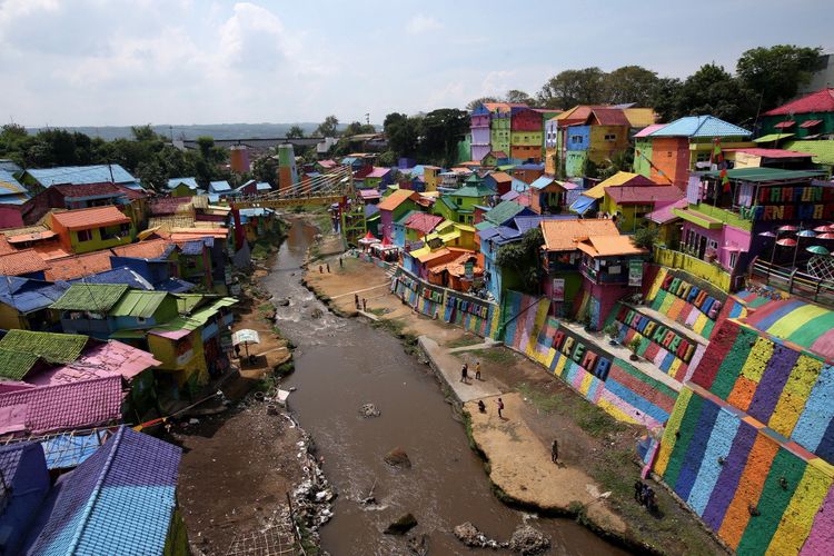 Lanskap Kampung Tridi (3D) dan Warna-warni di Malang, Jawa Timur, Minggu (05/11/2017). Ratusan rumah yang berada di tepi Sungai Brantas itu dicat gambar tiga dimensi dan warna-warni. KOMPAS IMAGES/KRISTIANTO PURNOMO
