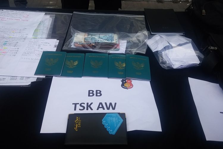 Barang bukti praktik pungli paspor di Surabaya.