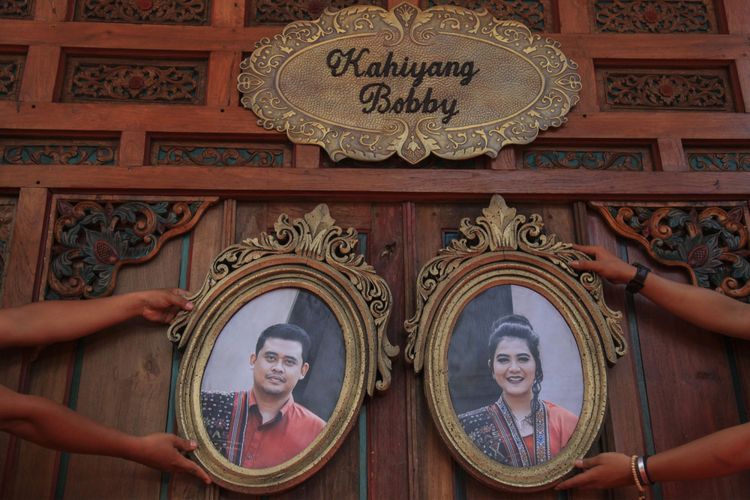 Petugas memasang foto putri Presiden Joko Widodo, Kahiyang Ayu (kanan) dengan Bobby Nasution (kiri) saat menyelesaikan dekorasi pernikahannya di Gedung Graha Saba, Solo, Jawa Tengah, Senin (6/11/2017).  Resepsi pernikahan Kahiyang Ayu-Bobby Nasution akan berlangsung pada 8 November 2017 di Graha Saba, Solo.