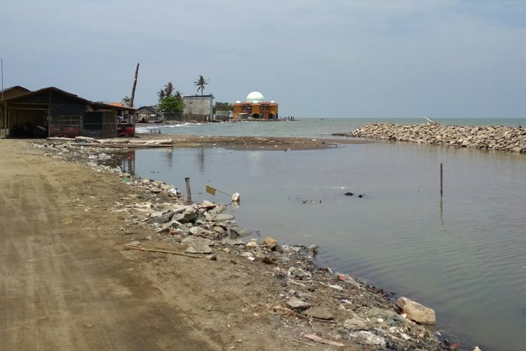Sabuk pantai penahan abrasi di Pantai Pisangan, Desa Cemara Jaya,  Kecamatan Cibuaya, Karawang. 