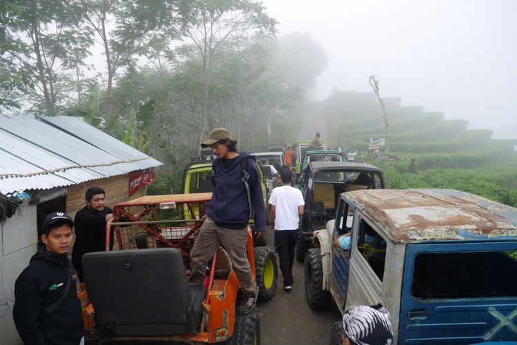 Menelusuri Desa Wisata Nglinggo menggunakan mobil Sport Utility Vehicle di Jalur Bedah Menoreh, Kabupaten Kulon Progo, Yogyakarta, Sabtu (4/11/2017).