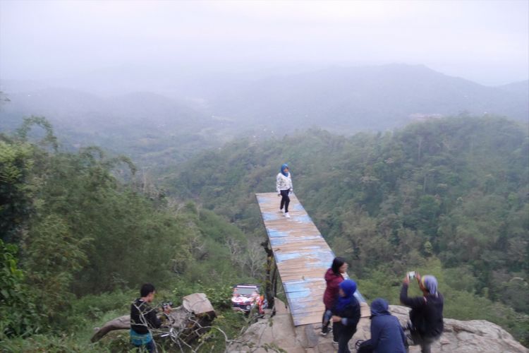 Salah satu spot foto di Bukit Ngisis, Desa Wisata Nglinggo, Kabupaten Kulonprogo, Yogyakarta, Sabtu (4/11/2017).