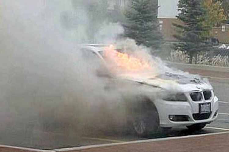 Mobil BMW terbakar.