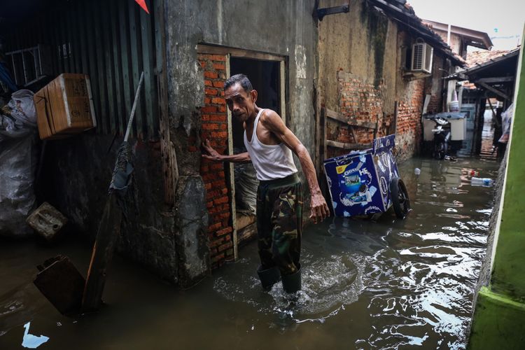 Suasana perumahan warga yang terendam air laut di Kampung Luar Batang, Penjaringan, Jakarta Utara, Selasa (7/11/2017). Permukiman itu terendam air akibat bocornya tanggul yang berada di balik kampung sehingga menyebabkan puluhan rumah di RT 03 RW 03 terendam air setinggi 50 sentimeter.