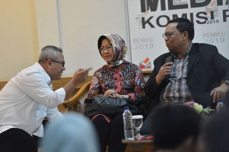 Ketua Komisi Pemilihan Umum (KPU) Arief Budiman (kiri) berdiskusi dengan Peneliti senior LIPI Siti Zuhro (tengah) dan Ketua Komisi II DPR Lukman Edy pada diskusi yang diselenggarakan oleh Rumah Bebas Konflik (Rubik) di Media Center KPU Pusat, Jakarta, Selasa (7/11/2017). Diskusi publik tersebut mengangkat tema  Potensi Konflik Pilkada Serentak 2018.