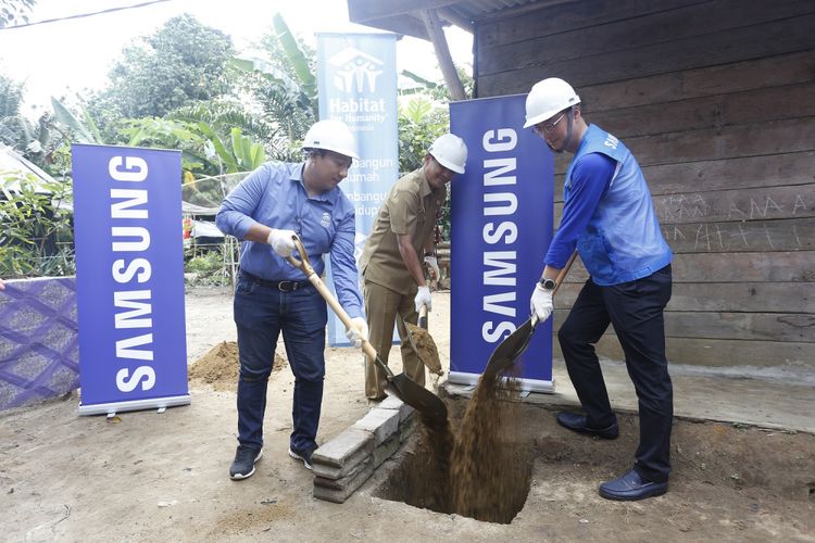 Prosesi groundbreaking revitalisasi 100 rumah di Desa Penagan, Kabupaten Bangka, Provinsi Bangka Belitung, Selasa (7/11/2017). Samsung Electronics Co Ltd mendonasikan 750.000 dollar AS untuk program tangung jawab sosial perusahaan di wilayah ini.
