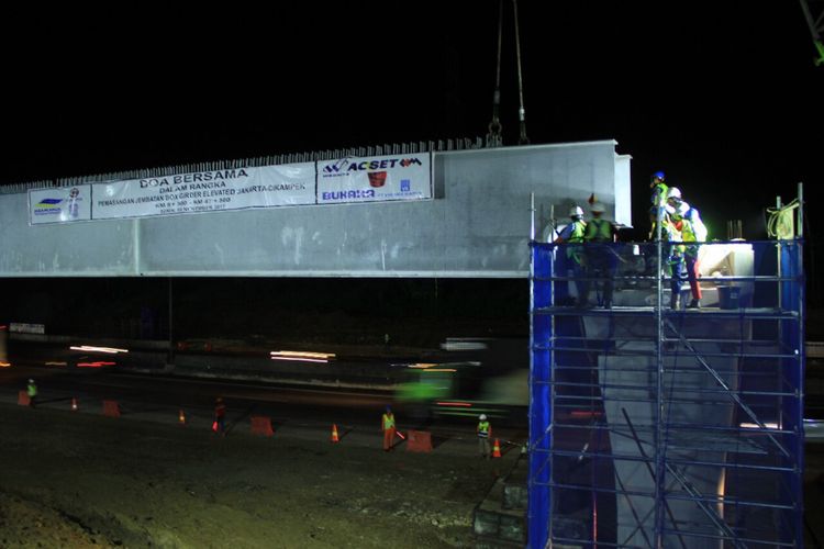 Proses pemasangan steel box girder proyek Jalan Tol Jakarta Cikampek II (Elevated), Selasa (7/11/2017) dini hari. 