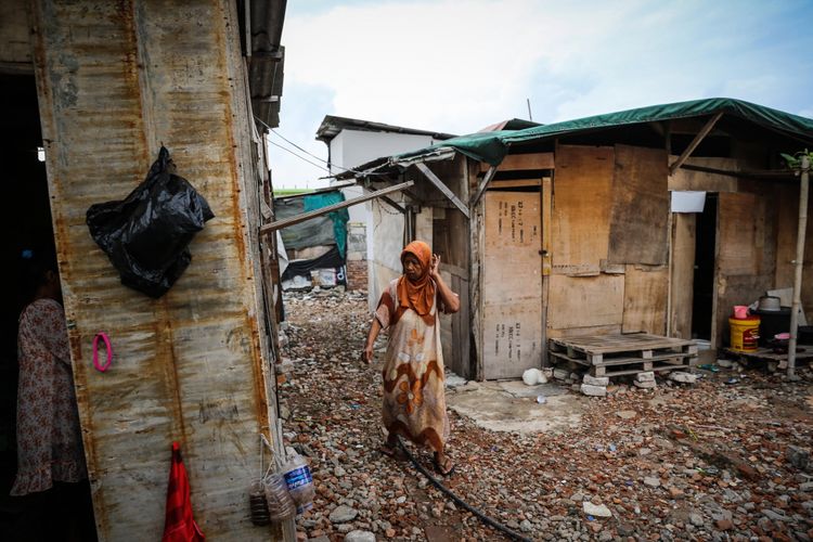 Aktivitas warga di rumah semi-permanen di Kampung Akuarium, Jakarta Utara, Selasa (7/11/2017). Kawasan yang dihuni sekitar 160 KK ini kembali jadi perbincangan setelah Gubernur Anies Baswedan merencanakan Kampung Akuarium sebagai proyek percontohan pertama pembangunan rumah berlapis di Jakarta.