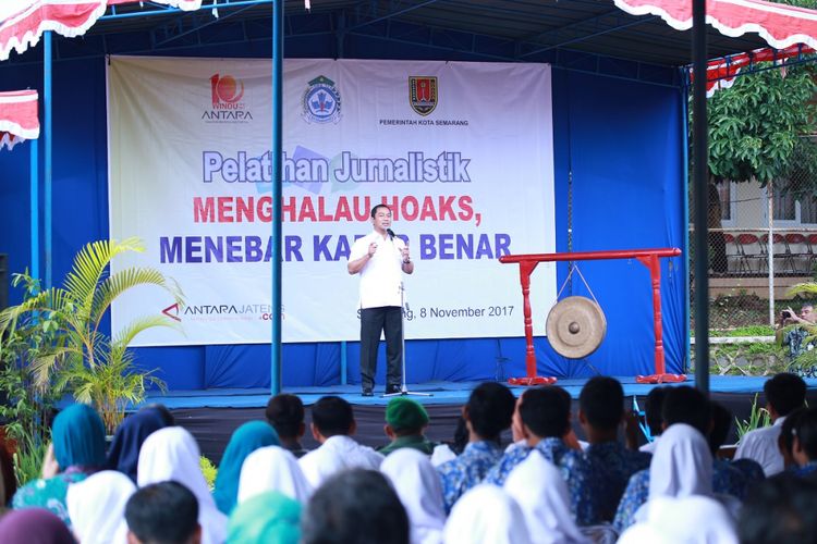 Wali Kota Semarang Hendrar Prihadi menghadiri pelatihan jurnalistik di SMA Negeri 12 Semarang, Rabu (8/11/2017)