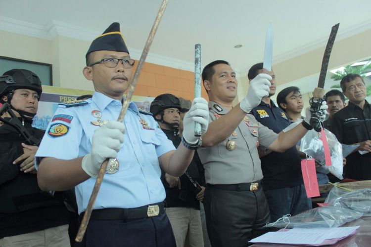 Kapolres Cilacap Ajun Komisaris Besar Djoko Julianto (kanan) dan Koordinator Kepala Lapas se-Nusakambangan dan Cilacap, Yan Rusmanto menunjukkan barang bukti dalam insiden bentrokan di Lapas Permisan, Pulau Nusakambangan, dalam pers rilis, Rabu (8/11/2017).