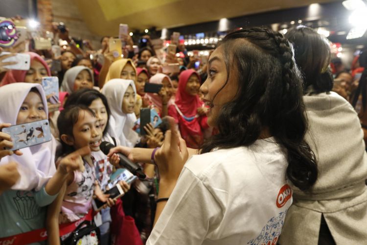 Naura bersama para pemain film Naura dan Genk Juara, bernyanyi menghibur penggemar dalam acara gala premier dan screening di CGV Blitz Grand Indonesia, Jakarta, Rabu (8/11/2017). Film ini bercerita tentang petualangan Naura (Adyla Rafa Naura Ayu) bersama Okky (Joshua Rundengan), Kipli (Adryan Sulaiman Bima), dan Bimo (Vickram Priyono), menggagalkan usaha pencurian satwa liar.