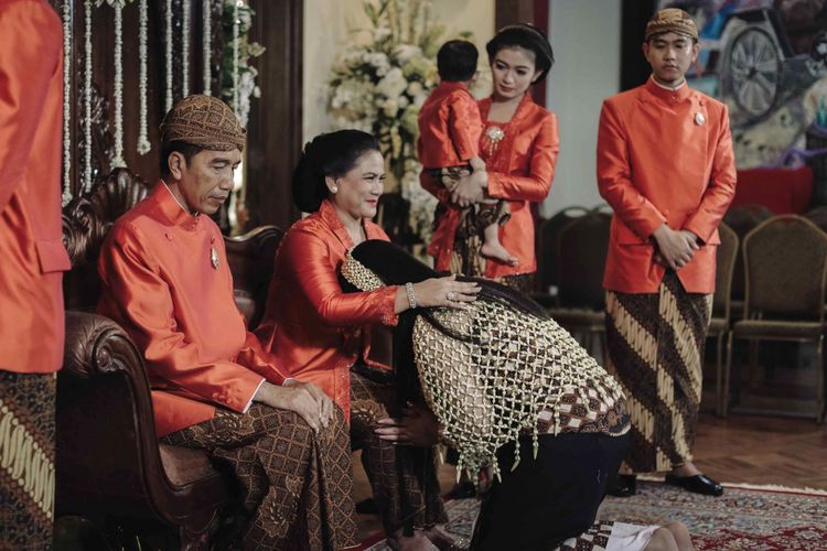 Kahiyang Ayu sungkem kepada Ibu Negara Ny Lady Iriana Widodo dan Presiden Joko Widodo dalam acara siraman jelang pernikahan Kahiyang Ayu di Solo, Jawa Tengah, Selasa (7/11/2017).