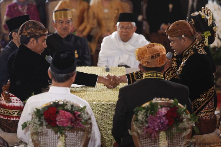 Presiden Joko Widodo (kiri) menikahkan putrinya, Kahiyang Ayu (kanan) dengan Bobby Nasution (kedua kanan) disaksikan Wakil Presiden Jusuf Kalla (kedua kiri) dan Ketua MUI KH Maruf Amin (keempat kanan) saat ijab kabul di Gedung Graha Saba, Sumber, Solo, Jawa Tengah, Rabu (8/11/2017).