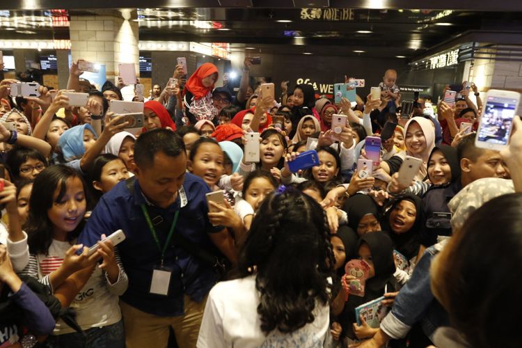 Antusiasme para penggemar saat Naura dan Genk Juara bernyanyi menghibur penggemar dalam acara gala premier dan screening di CGV Blitz Grand Indonesia, Jakarta, Rabu (8/11/2017). Film ini bercerita tentang petualangan Naura (Adyla Rafa Naura Ayu) bersama Okky (Joshua Rundengan), Kipli (Adryan Sulaiman Bima), dan Bimo (Vickram Priyono), menggagalkan usaha pencurian satwa liar.