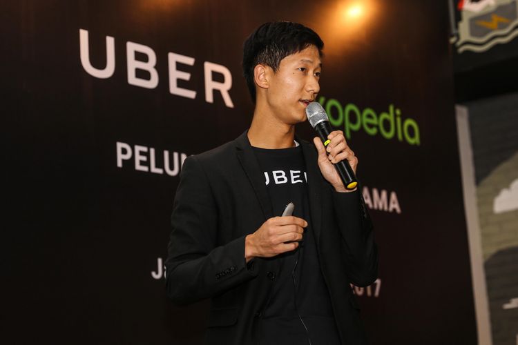 General Manager Uber untuk kawasan Asia Tenggara dan Utara, Chan Park memberikan keterangan pers di kawasan Menteng, Jakarta Pusat, Kamis (9/11/2017). Perusahaan penyedia layanan transportasi online Uber secara resmi melakukan kerja sama dengan perusahaan e-commerce Tokopedia dengan mengintegrasi layanan tumpangan langsung dan transaksi Gift Card melalui platform Tokopedia. KOMPAS.com/GARRY ANDREW LOTULUNG