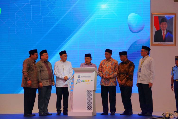 Pembukaan Indonesia Sharia Economic Festival (ISEF) yang dihadiri Wakil Presiden Jusuf Kalla di Grand City Surabaya, Kamis (9/11/2017).
