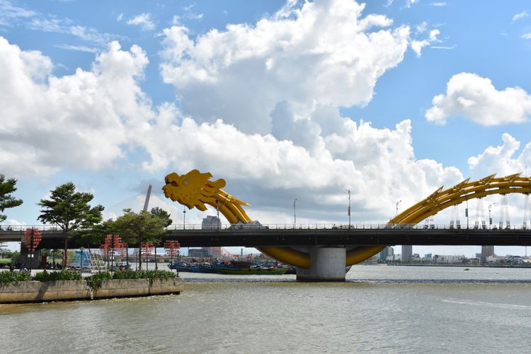 Jembatan Naga (Dragon Bridge) adalah ikon kota Danang. Pada sore hari di akhir pekan, kepala naga dapat menyemburkan api. 
