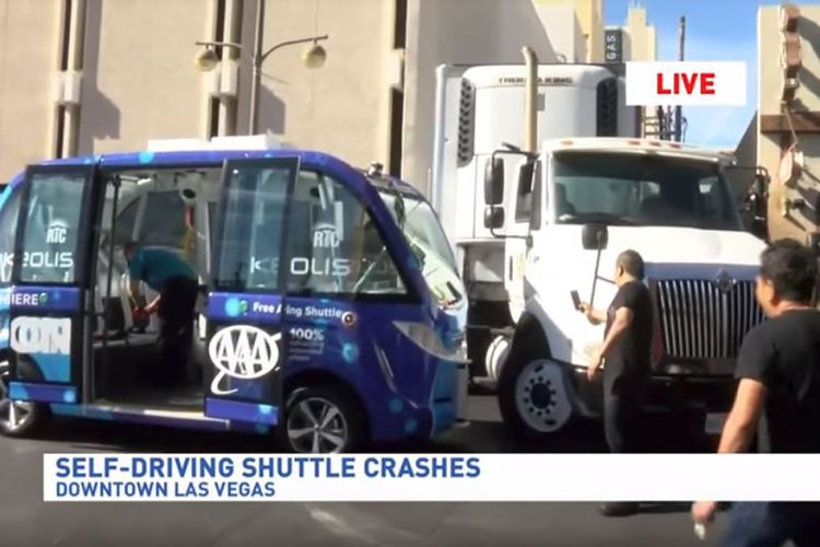 Potongan video rekaman KSNV News 3 memperlihatkan situasi saat bus swa kemudi berwarna biru mengalami kecelakaan di Las Vegas, AS. 
