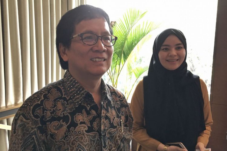 Direktur P2EB UGM Bambang Riyanto dan Group Head Corporate Communication Indosat Ooredoo Deva Rachman