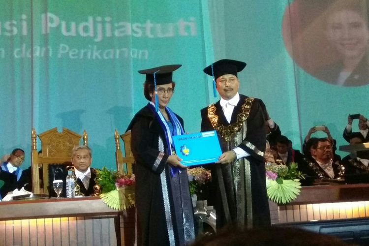 Menter Susi mendapat gelar honoris causa dari ITS Surabaya