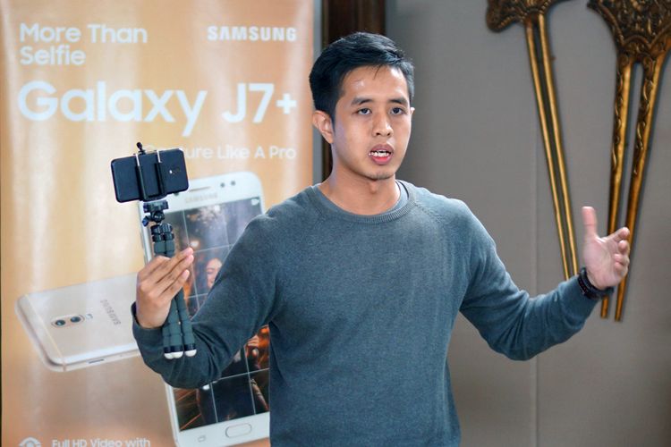 Vlogger teknologi Putu Reza saat berbicara mengenai tips membuat video dengan smartphone, dalam acara Media Workshop Samsung Galaxy J7 Plus di Jakarta, Rabu (1/11/2017).