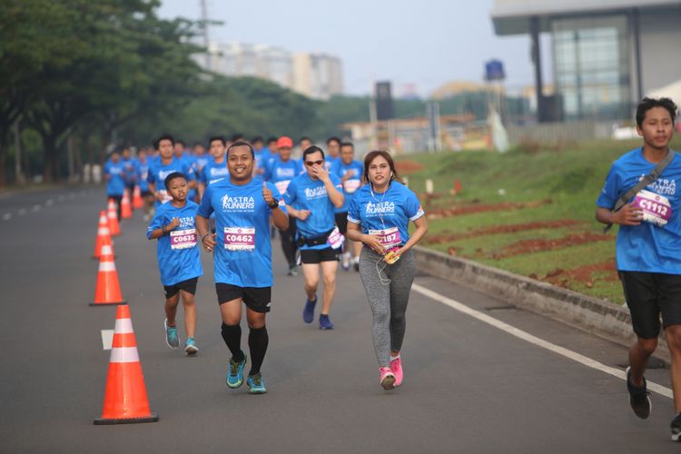 Para peserta  saat berpartisipasi pada acara Race 6K dan Fun Walk 3K di Astra Biz Center BSD, Tangerang, Minggu (12/11/2017). Acara yang diadakan  Komunitas lari Astra Runners ini untuk memperingati  HUT ke 60 Astra para peserta akan menempuh jarak 6 Kilometer untuk lari dan 3 Kilometer untuk jalan santai.