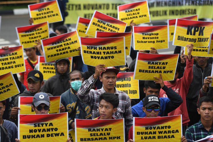 Massa yang tergabung dalam Generasi Muda Golkar melakukan unjuk rasa di depan gedung KPK, Jakarta, Senin (13/11/2017). Dalam aksinya mereka memberikan dukungan kepada KPK untuk segera memproses kasus Ketua DPR Setya Novanto yang kini telah kembali ditetapkan sebagai tersangka kasus korupsi KTP Elektronik.