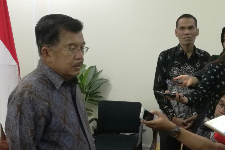 Wakil Presiden Jusuf Kalla di Kantornya, Jakarta, Selasa (14/11/2017)