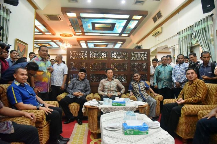 Direktur The Yudhoyono Institue, Agus Harimurti Yudhoyono (tengah) saat di Pendopo Bupati Aceh Utara, Kamis (14/11/2017) malam.