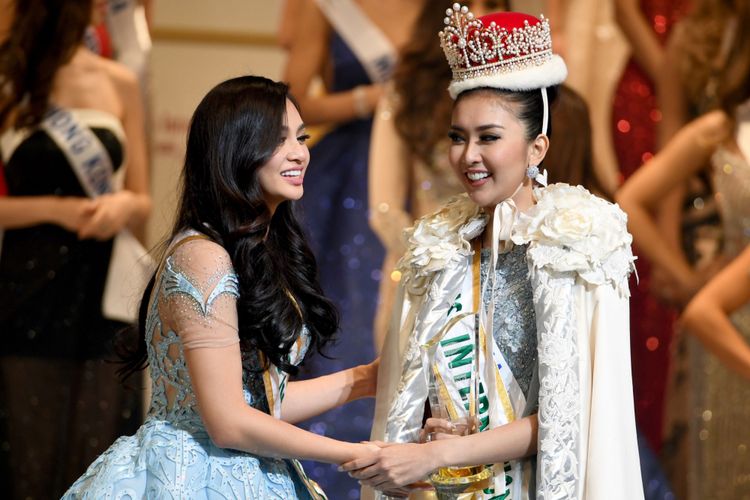 Miss Indonesia Kevin Lilliana (kanan) mendapat ucapan selamat dari Miss Internatinal 2016 Kylie Verzosa asal Filipina. Kevin dinobatkan menjadi Miss International 2017 dalam final Miss International Beauty Pageant di Tokyo, Jepang, Selasa (14/11/2017).