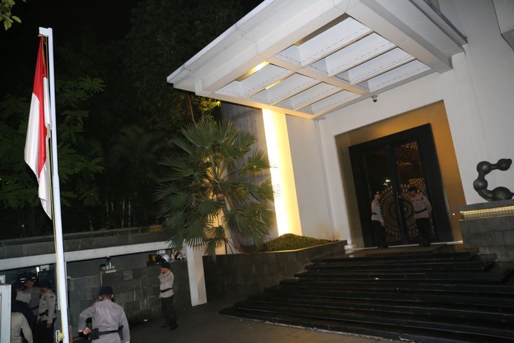 Polisi berjaga di depan rumah Ketua DPR Setya Novanto di Jalan Wijaya XIII, Jakarta Selatan, Rabu (15/11/2017). Komisi Pemberantasan Korupsi (KPK) menyambangi rumah Ketua DPR Setya Novanto sejak pukul 21.40 WIB.
