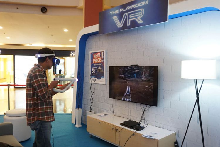 Pengunjung menjajal PS VR                               
